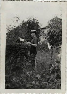 OLD PHOTO - VINTAGE SNAPSHOT - GARDENER GARDEN PROFILE - GARDEN GARDENER - Picture 1 of 1