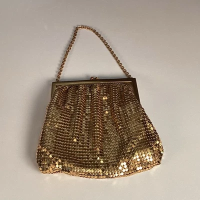 BOLSO DE MANO de malla metálica tono dorado Whiting & Davis cierre de beso correa de cadena Foto 1 de 4