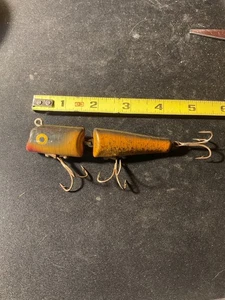 Vintage Porter Angelköder aus Holz mit Gelenken markiert gebrochener Rücken. Gold und Schwarz - Bild 1 von 4