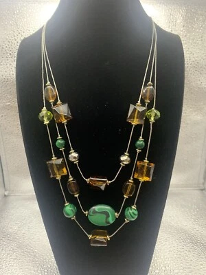 Colar Croft & Barrow 3 correntes cor âmbar e jade tom prata com brincos - Imagem 1 de 3