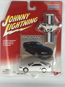 WHITE LIGHTNING 2000 FORD MUSTANG GT    2002 JOHNNY LIGHTNING MUSTANGS II   1:64