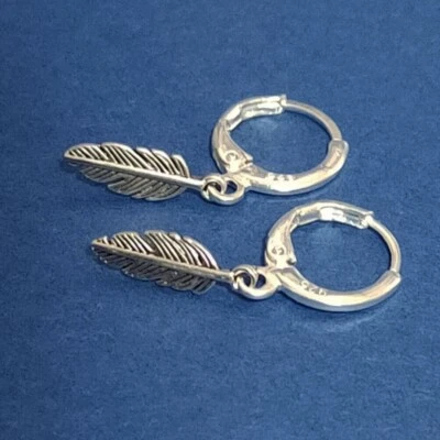 Orecchini a Cerchio Uomo Donna Cerchi con Piuma Piccola Pendente Colore Argento - Immagine 1 di 3