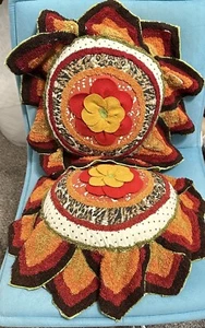 Pier 1 Imports Überwurfkissen 2er Set blumenförmige Applikation französischer Knoten Boho - Bild 1 von 10