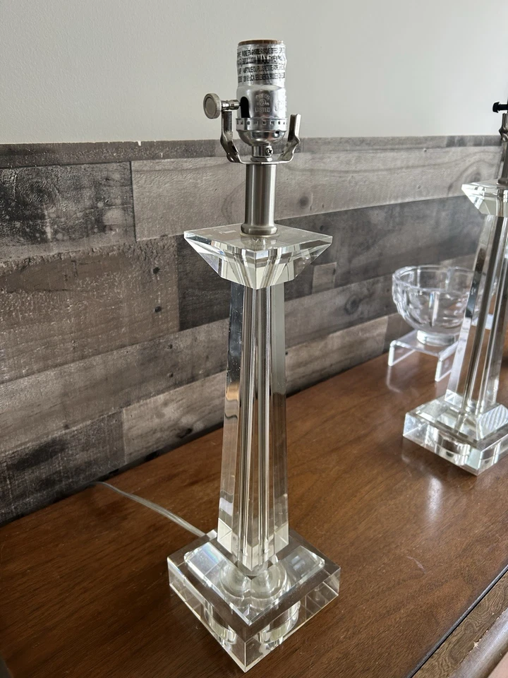 Lámpara de mesa moderna cristal pesado pie cuadrado elevador (una astilla de esquina) Foto 1 de 4