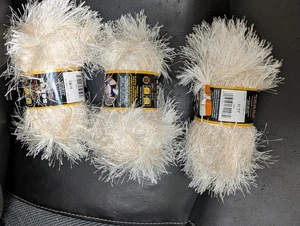 (3) Löwenmarke Garn Spaß Fell 098 Elfenbein 1,75 Unzen Jede Menge 3 gleiche Farbe Posten - Bild 1 von 1