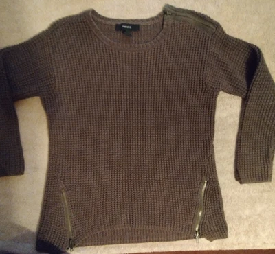 Suéter Forever 21 tamanho S feminino pulôver malha robusta verde exército zíper detalhes - Imagem 1 de 4