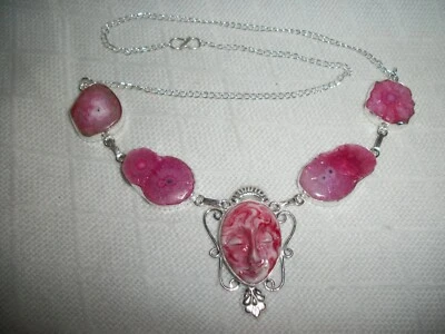 COLLAR HECHO A MANO CARA DE DIOSA TALLADA CINABRIO Y CUARZO SOLAR CHAPADO EN PLATA 925  Foto 1 de 4