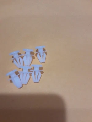 6 retenedor de moldura de clip de pala de apertura de rueda trasera RAM 1500 19-23 Foto 1 de 2