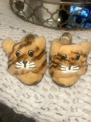 Sandalia Ugg Niño Pequeño Talla 7 Marrón Lana Logo Correa “Fluff Yeah” Slide Tiger Stuffie Foto 1 de 4