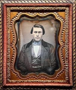 1/9 PLATE DAGUERREOTYPE - DASHING LADY KILLER WITH BLUE BOW TIE - IN FULL CASE - Picture 1 of 3