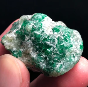 19 Gram Natural Swat Emerald Cluster Specimen. - Picture 1 of 1