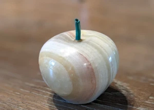 Kleiner weiß beige Alabaster Apfel Briefbeschwerer polierter Marmor gestreift Obst - Bild 1 von 4