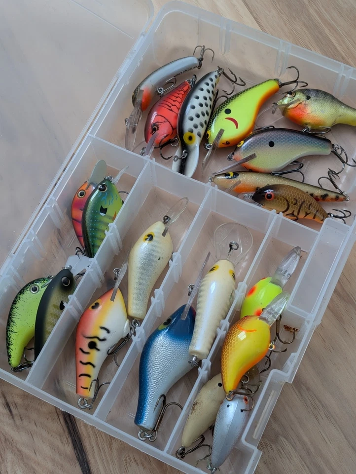 Vintage Crankbait Box Lot (20) Bomber Screwtails, Bagley, Poes und mehr - Bild 1 von 4