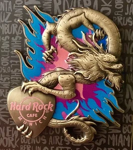 2025 Hard Rock Café Munich 3D Flaming Asia Dragon Guitar Pick Le Pin - Imagen 1 de 1