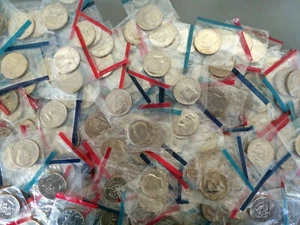 ESTATE LOT FIND, OLD US COINS,KENNEDY HALF DOLLARS 1968-1999 ~ BONUS COINS !!! - Picture 1 of 3