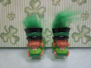 SET DI DUE ANELLI FOLLETTO IRLANDESE - Anelli per bambola troll - NUOVO - Foto 1 di 5