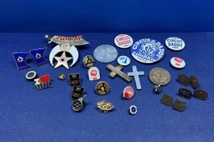 Pins Vintage Lot 30 Pins und Bottons Münzen, Kreuze gemischt, Werbung etc. - Bild 1 von 9