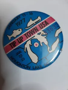 TIP-UP-TOWN BADGE PIN PINBACK -1977 MICHIGAN DNR DEER FISHING PATCH - Bild 1 von 2