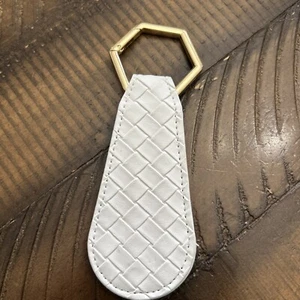 Llavero Cuero Blanco Metal Dorado Pequeño (5 X 1 1/2) - Imagen 1 de 6