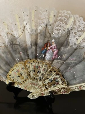 Celuloide de tela pintada a mano vintage con abanico de mano de encaje escena victoriana pareja Foto 1 de 4