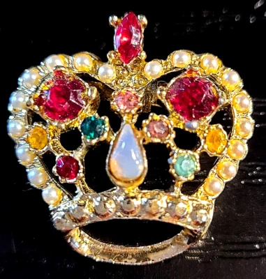 VINTAGE STUNNING GOLD TONE MULTI COLOR CRYSTAL FAUX PEARL CROWN PIN BROOCH - Image 1 of 2