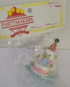 Estatuilla de regalo de oso de cumpleaños pequeño vintage adorno de pastel o cupcakes nuevo de stock - Imagen 1 de 4