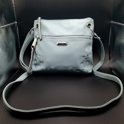 Cartera Rosetti azul bebé con flores bordadas y correa ajustable. 9"×9"×2 y1/2" Foto 1 de 4