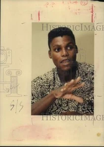 Foto de prensa 1989 medallista de oro olímpico pista estrella Carl Lewis dando entrevista - Imagen 1 de 2