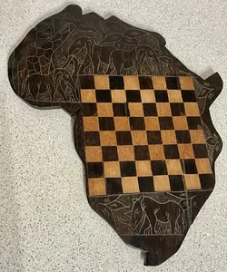 AFRICAN DARK WOOD & OLIVE WOOD MAP OF AFRICA CARVED ANIMALS CHESS BOARD - Picture 1 of 6