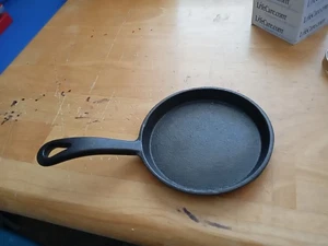 Kleine Gusseisenpfanne flach 5 Zoll Markenlos Gusseisenpfanne/Griddle  - Bild 1 von 5