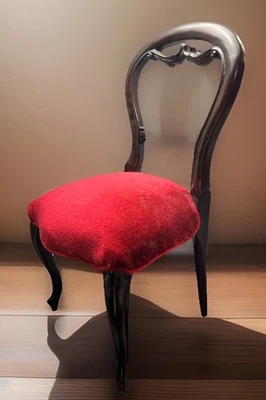 Silla de muñeca estilo victoriano con respaldo de globo - 17,75” de alto, tallada a mano indonesia Foto 1 de 4