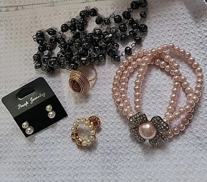 Schmuckdose. Jedes Glas hat eine Halskette Ring Ohrringe Brosche & Armband. - Bild 1 von 5