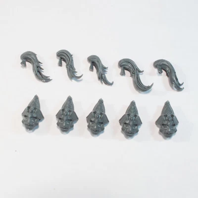 GAMES WORKSHOP Warhammer 40K Adeptus Custodes Custodi Custodi Elmetti e Pennacchi x 5 [Pezzi]