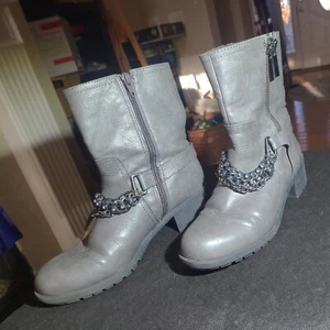 Simply Vera Wang Smokey Gray Zippered Moto Boots With Chain & Rhinestones Sz 7 M - Picture 1 of 6