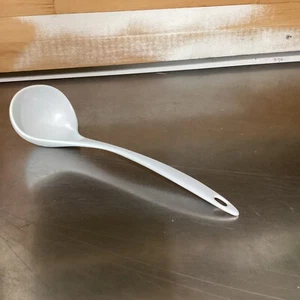Cucharón de sopa blanco vintage EKCO plástico melamina mango de 8 pulgadas - Imagen 1 de 4
