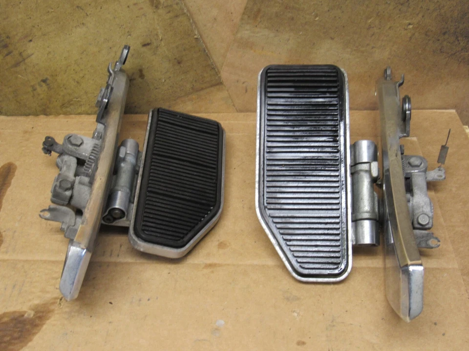 Reposapiés trasero ajustable Suzuki Cavalcade GV1400 1987 pasajero Foto 1 de 4