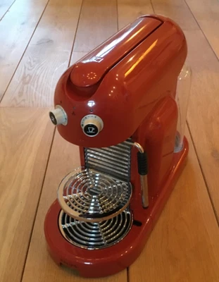 Krups Nespresso Kapsel Maschine Maestra XN 8006 rot defekt - undicht - Bild 1 von 4