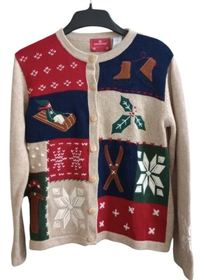 Suéter de Navidad Holiday Lodge Northcrest Trineo Esquís Acebo Retazos Pequeño (6/8) Foto 1 de 4