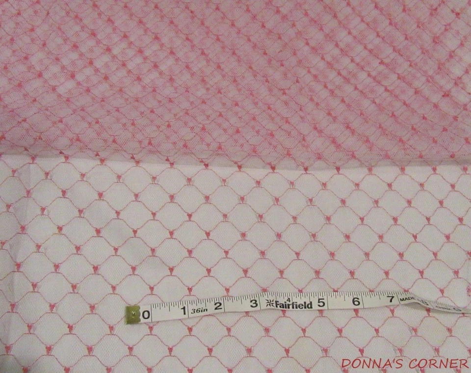 MÁS DE UNA YARDA DE TELA DE TUL ROJO Y BLANCO CON DISEÑO DE DIAMANTE PEQUEÑO Foto 1 de 1