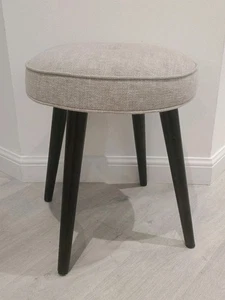 Reposapiés Swyft Modelo 00 Tela Gris Madera Oscura Patas Pie Taburete Asiento Mesa Auxiliar - Imagen 1 de 6