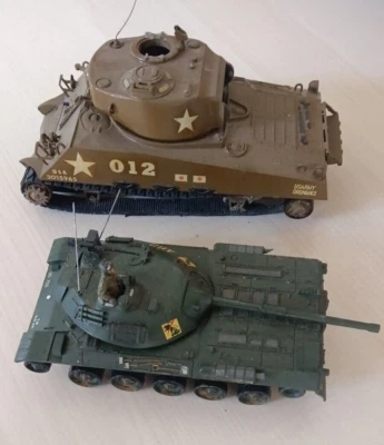 LOTTO DUE MODELLINI CARRO ARMATO TAMIYA PLASTIC MODEL VEICOLI MILITARI - Immagine 1 di 4
