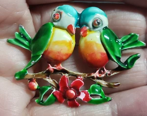 Metal Enamel Love Birds Pin Brooch Vintage Jewelry gift Kitschy Kitch READ - Picture 1 of 4