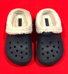 Crocs Schuhe Kinder klassische Kunstfell gefütterte Clogs blau Gummi runde Spitze bequem Gr. 2 - Bild 1 von 6