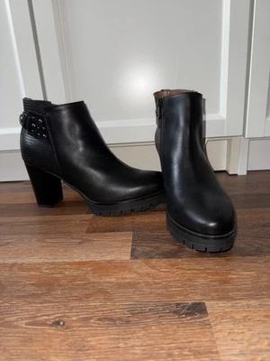 NeroGiardini Stiefeletten in Gr. 40 | Schwarze Boots mit Absatz & Nieten - Bild 1 von 4