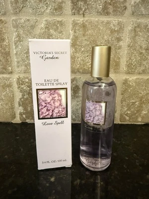 Victoria's Secret Gardens Love Spell Eau De Toilette 3,4 oz / 100 ml NUEVO Foto 1 de 3