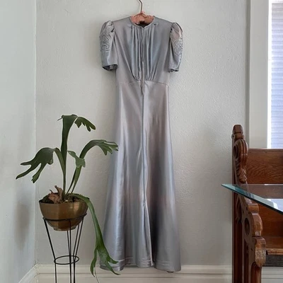 Bata de vestir vintage de satén líquido años 30 bordada manga abullonada garra campana cremallera S M Foto 1 de 4