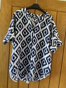 M & S Pure Linen Top Size 14. Lovely Blue and White Pattern Excellent Condition - Picture 1 of 3