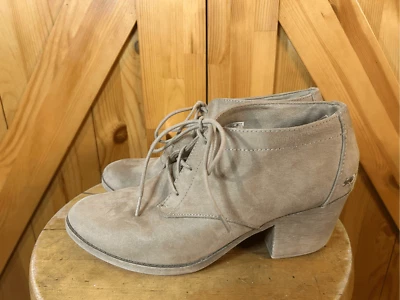 Botas de tornozelo femininas Rocket Dog 10 salto bege camurça botas com cadarço - Imagem 1 de 4