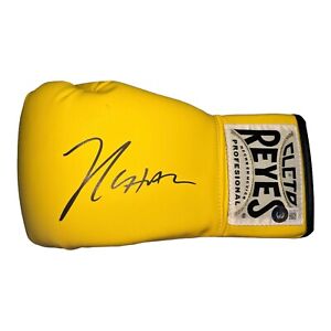 Julio Cesar Chavez Signed Cleto Reyes Boxing Glove (Beckett) Witnessed