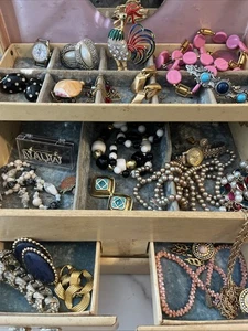 Vintage Estate Sale Junk Drawer Jewelry Lot Some Signed Mixed 20 Plus Items - Picture 1 of 9